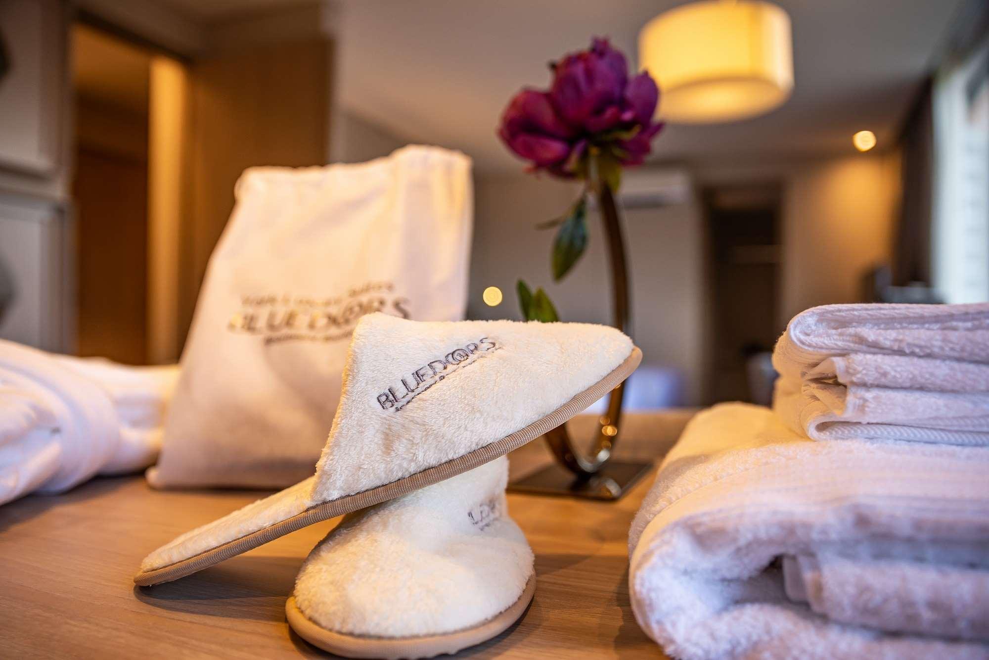 Hotel York Luxury Suites Medellin By Preferred Exterior foto A pair of hotel slippers