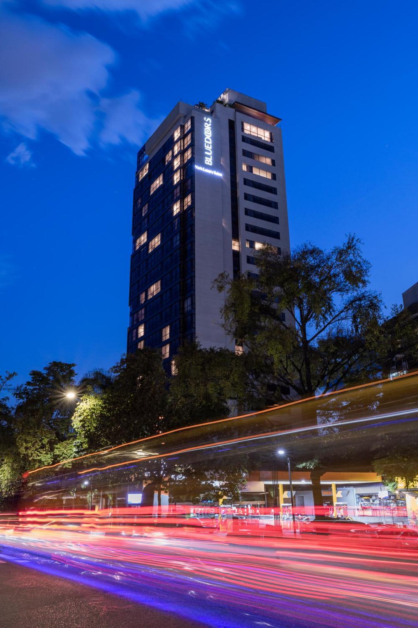 Hotel York Luxury Suites Medellin By Preferred Exterior foto The hotel at night