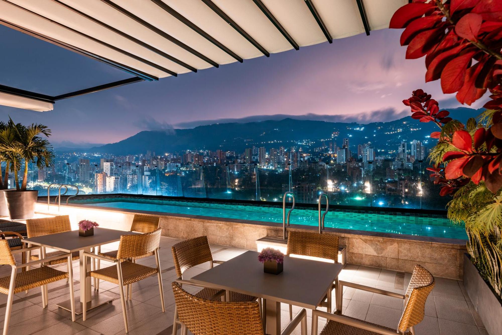 Hotel York Luxury Suites Medellin By Preferred Exterior foto The rooftop pool at the hotel