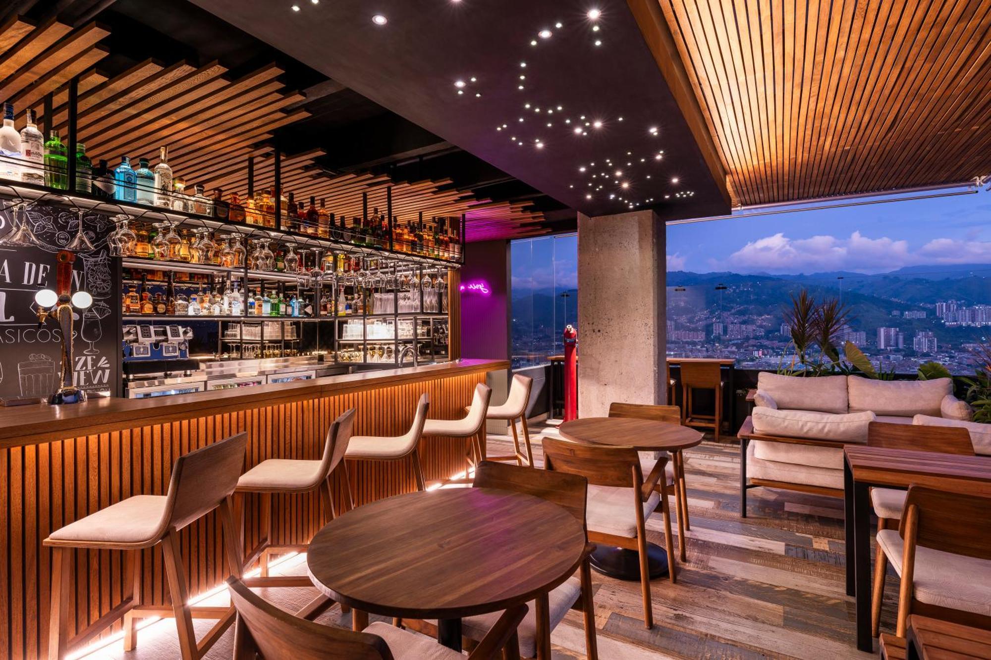 Hotel York Luxury Suites Medellin By Preferred Exterior foto The bar at the 360° Sky Lounge