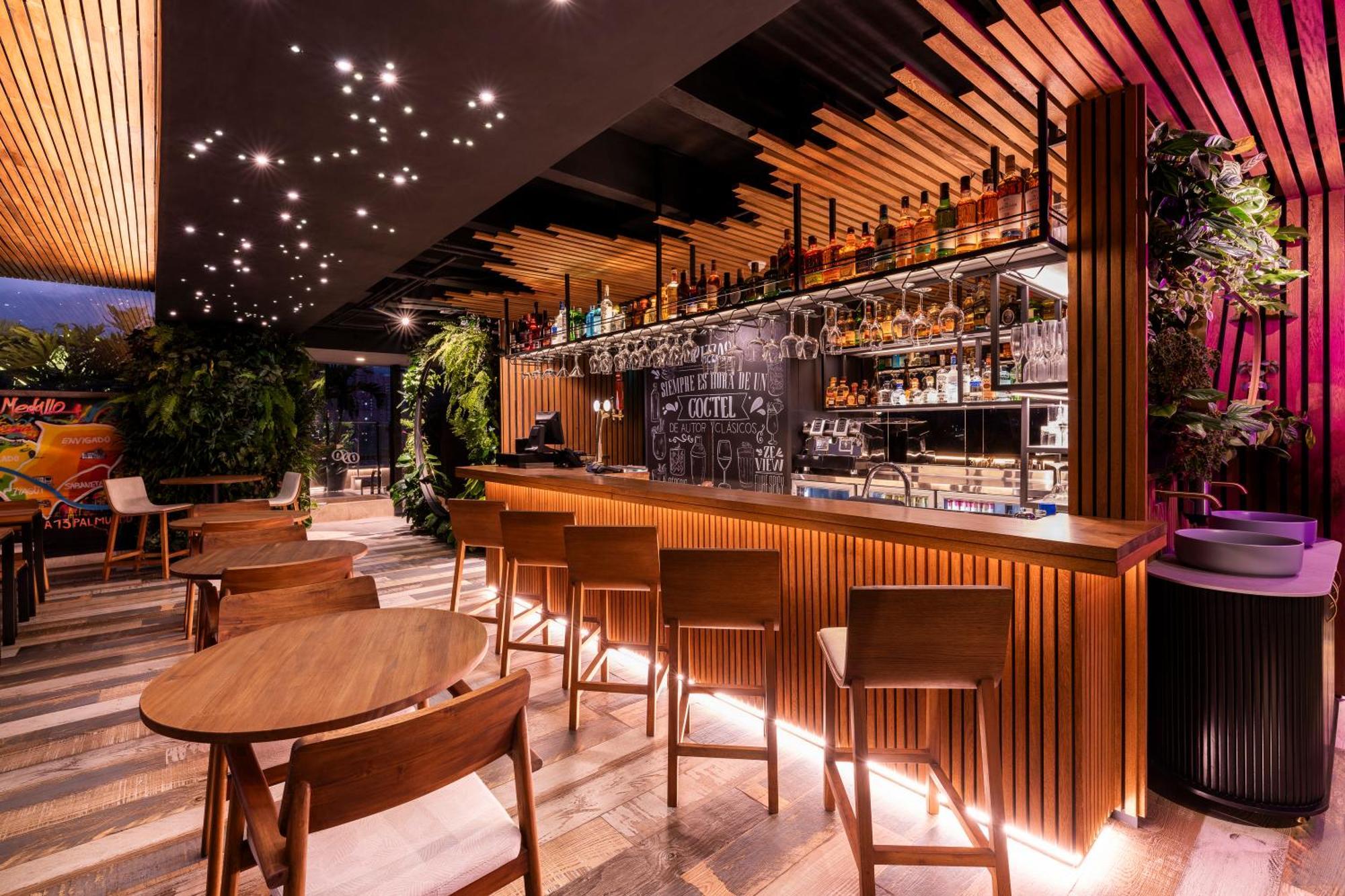 Hotel York Luxury Suites Medellin By Preferred Exterior foto The bar at the 101 Skybar