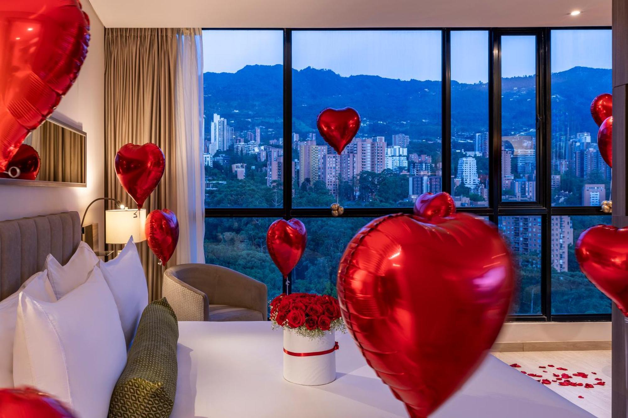 Hotel York Luxury Suites Medellin By Preferred Exterior foto A bedroom decorated for Valentine's Day
