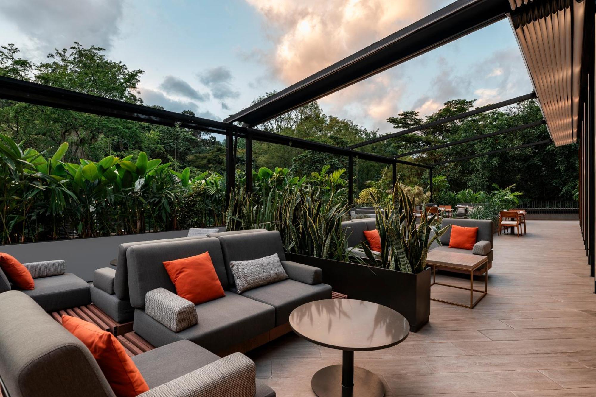 Hotel York Luxury Suites Medellin By Preferred Exterior foto The rooftop lounge at the hotel