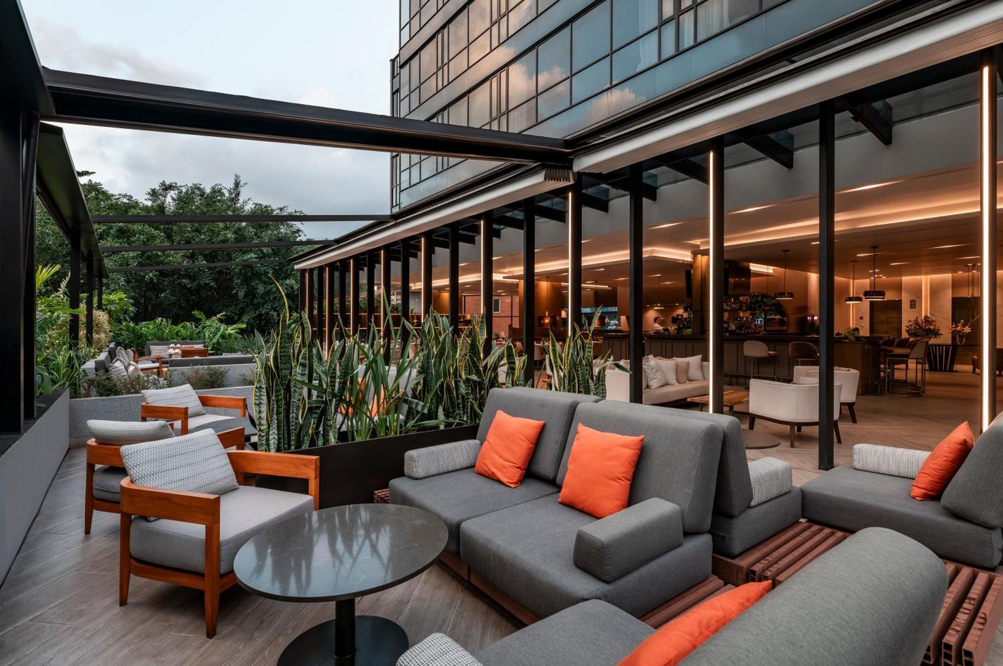 Hotel York Luxury Suites Medellin By Preferred Exterior foto The hotel's rooftop lounge