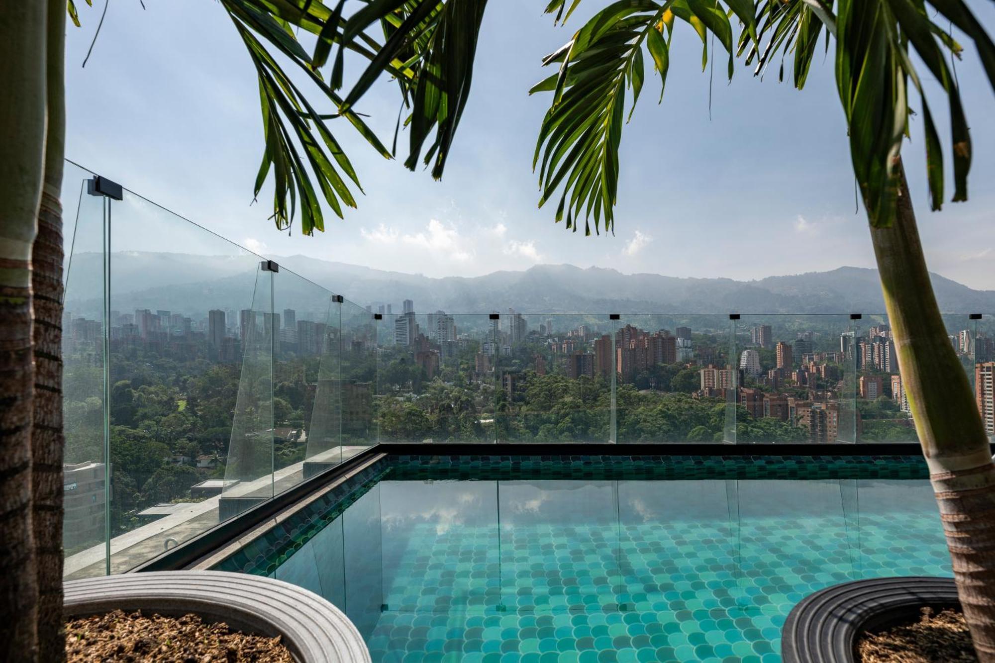 Hotel York Luxury Suites Medellin By Preferred Exterior foto View from the rooftop pool