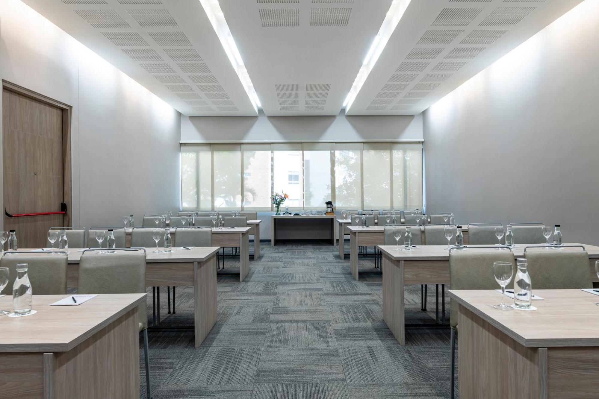 Hotel York Luxury Suites Medellin By Preferred Exterior foto Meeting room