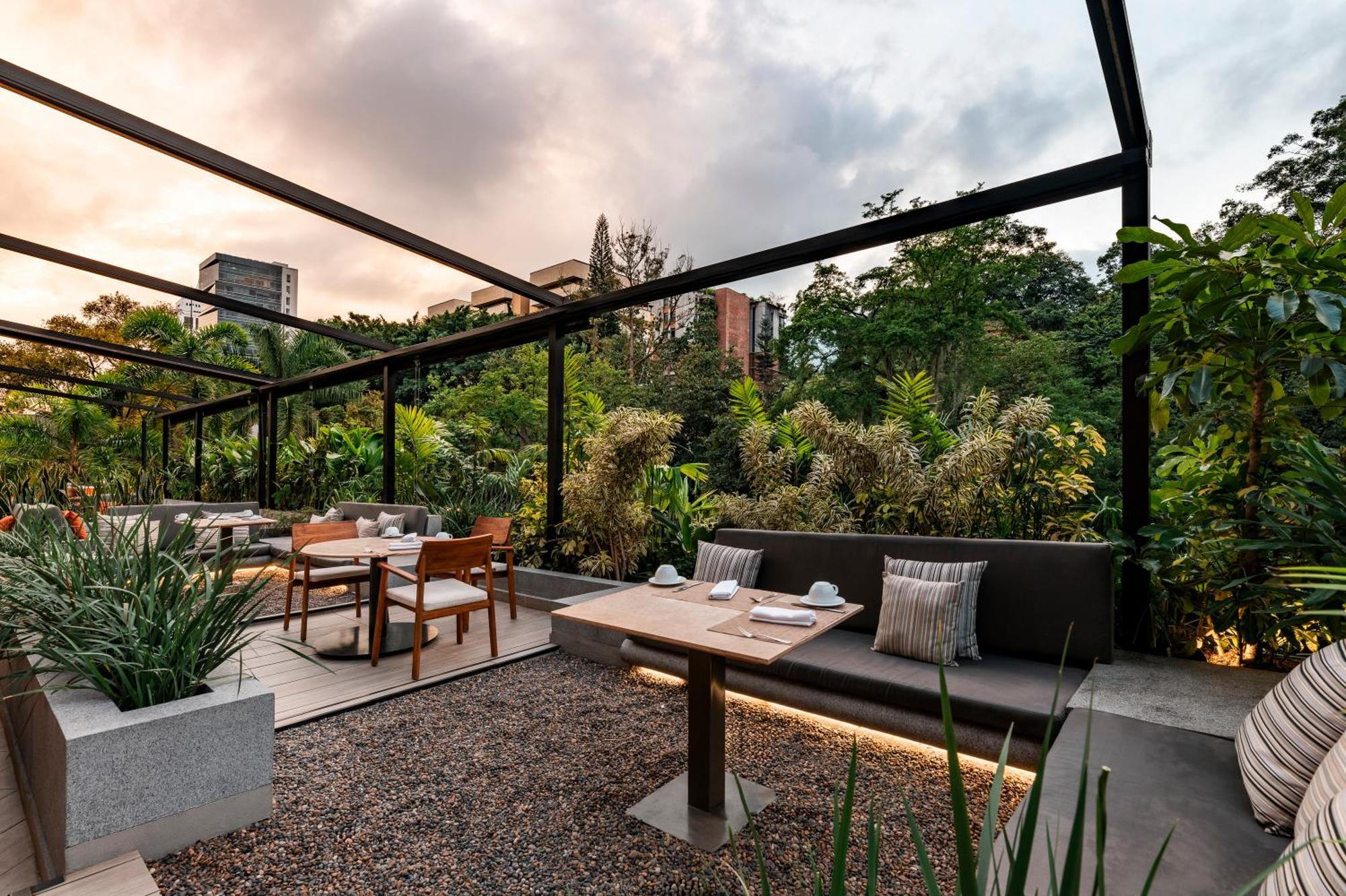 Hotel York Luxury Suites Medellin By Preferred Exterior foto The rooftop garden at the restaurant